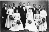 Gruppfoto bröllop mellan August och Augusta Pettersson 7 oktober 1900.

Brudparet August och Augusta Pettersson med brudgummens systrar Anna och Emma Pettersson på var sin sida, och fröken Thea Boström (senare fru Zackrisson) och fröken Thora Larsson (senare fru Johansson).
I bakgrunden från vänster Oscar Johansson, Rudolf Boström, S. M. Carlsson med tärnan Gerda Johanssson, Carl Rosenqvist och Anders Boström.