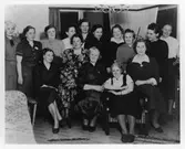 Gruppbild av 15 kvinnor tillhörande Alingsås Kooperativa Kvinnogille, varav 10 står och fem sitter. Studiegruppen hade cirkelavslutning hemma hos Tillan Johansson.
Stående fr.v.: Alma Augustson, Gertrud Nilsson, Karlsson (?), Nelly Hedberg, Sonja Bengtsson el Helga Jansson, Lempi Kerrman, Hilma Allard, Else Helin, Svea Malmgren, Tillan Johansson.
Sittande fr.v.: Greta Nord, Gertrud Hermansson, Agda Sjögren, Ellen Rosén (längst fram), Sara Fransson.