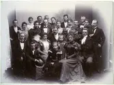 Bröllopsfoto från Edgar Norinder och Anna Lenanders bröllop 1896-03-25.

Brudpar och gäster vid Edgar Norinder - Anna Lenanders bröllop mars 1896.
Fotografiet taget den 25 mars 1896.
Brudpar, tärnor, marskalker, värdinnor och värdar vid bröllopet som föregående dag ägt
rum mellan Edgar Norinder och Anna Lenander.
Personer från vänster:
Studerande Arthur Norinder
Tandläkare Harald Wallerstedt
Fröken Gerda Lenander (gift Götlin)
Fröken Lilly Schramm (gift Lenander)
Studerande Lennart Norinder
Riksbankstjänsteman Gunnar Lenander
Fröken Anna Sylvén
Brudgummen Edgar Norinder
Rådman C. A. Ericson
Fröken Gerda Norinder (gift Hermansson)
Handlare Carl Malmgren
Fröken Elin Lenander
Fröken Maria Lenander
Fröken Tyra Norinder (gift Tollstadius)
Apotekare Oscar Meyer
Fröken Agnes Lenander
Fröken Hildur Lenander
Köpman Sigfrid Lenander
Redaktör Albert Michelsen
Agronom Axel Sylvén
Fröken Emmy Lenander medecine kandidat
Ivar Norinder