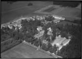 Flygfoto över Tärna Folkhögskola, Kumla kyrkby, Sala