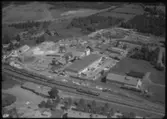 Flygfoto över Forssells cementgjuteri (trapptillverkning), Norberg.
