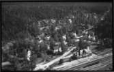 Flygfoto över Ängelsberg, med Ängelsbergsjärnvägsstation.