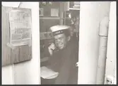 Sjöman i radiohytten ombord på Gladan sommaren 1968
