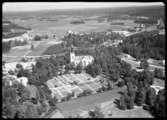 Flygfoto över Skinnskattebergs kyrka