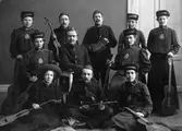 Gruppbild på 12 kvinnor och män i frälsningsarméns uniform, stående och sittande med var sitt musikinstrument från Frälsningsarméns musikkår.
Stående längst till höger, Hilma Andersson, Annelund, Dammen.