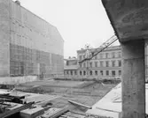 Postbankshusets gård. Där lyftkranen står skall postverkets läkarcentral, med ingång Rådmansgatan 65, ligga. I fonden Rådmansgatan och Tekniska Högskolan.