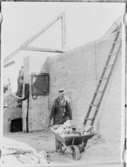 Rivningsarbete pågår och gamla tegelstenar körs bort - för återanvändning. Foto 1959.