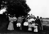 Gruppbild av Alingsåsfamiljer på utflykt.