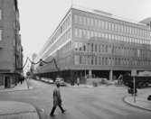 Fasaden mot Drottninggatan, sedd från hörnet vid Rådmansgatan. (I fonden skymtar August Strindbergs 