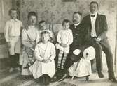Kolbäck sn.
Länsman Carl Ullberg med familj.
En flicka, tre pojkar plus en ung man utöver herr och fru Ullberg.