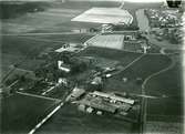 Kolbäck sn.
Flygfoto med Kolbäcks kyrka, bondgård, åkrar, by.