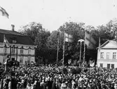 Folksamling på Stora torget vid Alingsås 300-års jubileum i september 1919.