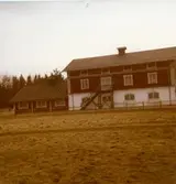 Kolbäck sn, Strömsholm, Utnäslöt.
Stallar.