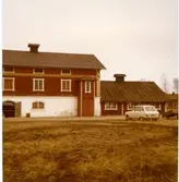 Kolbäck sn, Strömsholm, Utnäslöt.
Stallar.