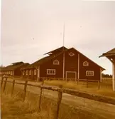 Kolbäck sn, Strömsholm, Utnäslöt.
Stallar.