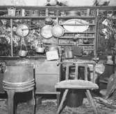 I sin stuga i Lekeberg, Vetlanda, samlade Karl Emil Karlsson ett stort antal gamla föremål.