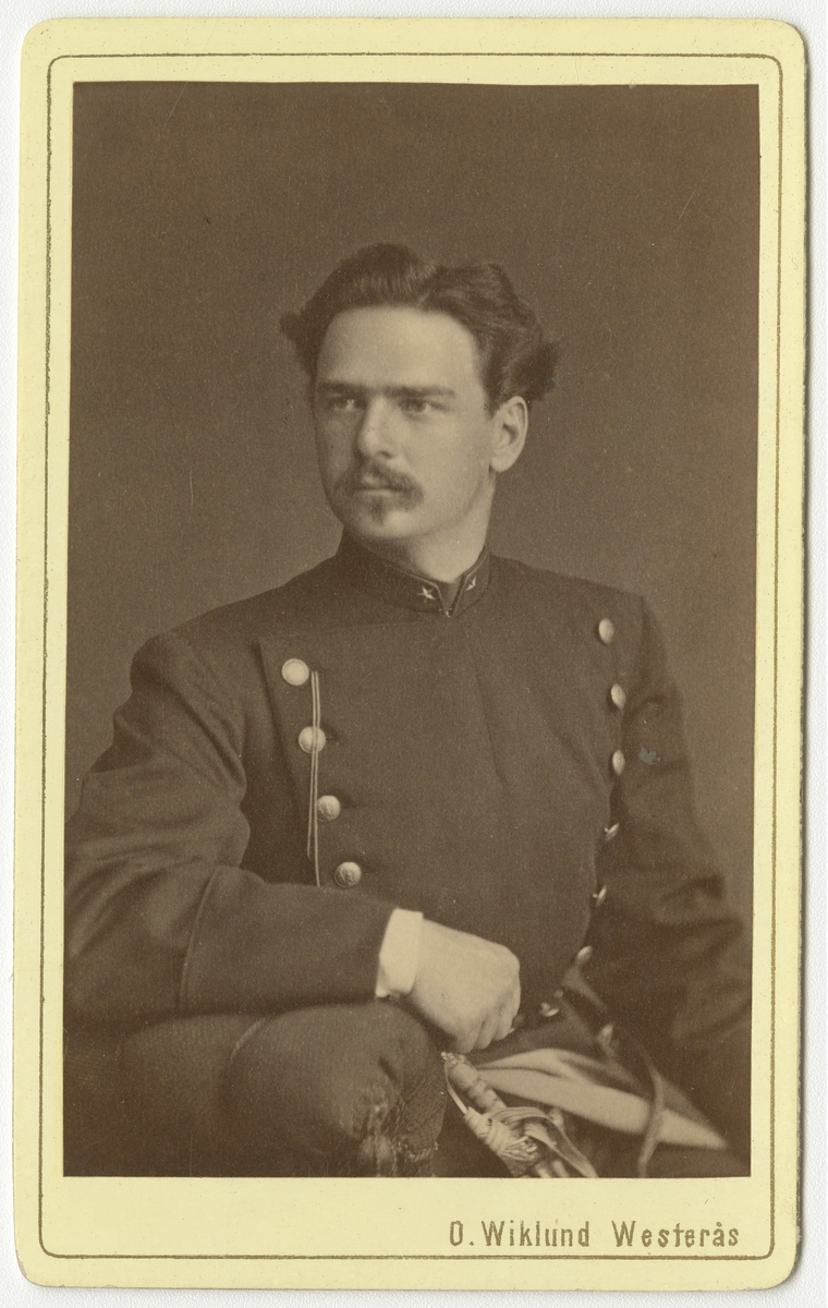 Olof Wiklund, Porträtt av Carl Edvard Mascoll Silfverstolpe, underlöjtnant vid Västmanlands regemente I 18. Se även bild AMA.0008492 och AMA.0008614.
