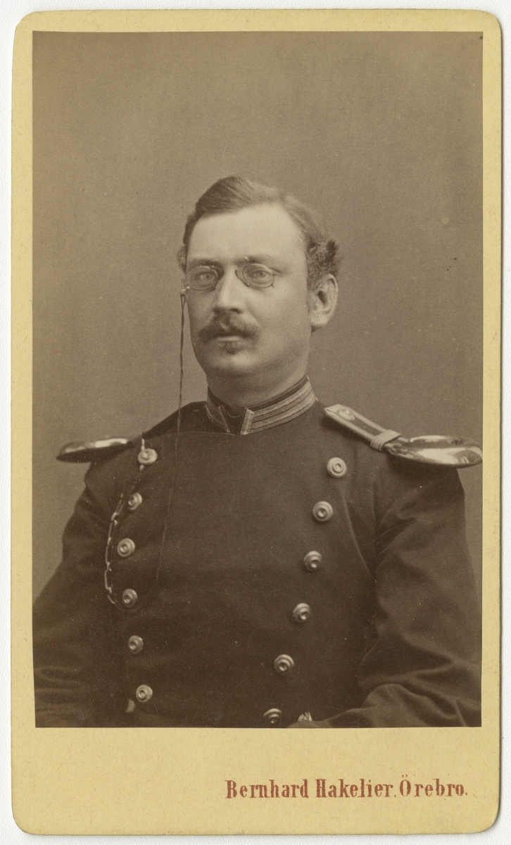 Bernhard Hakelier, Porträtt av August Dahlgren, officer vid Närkes regemente I 21.