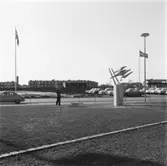 Vänersborg, idrottshuset. Invigning av Folke Truedssons skulptur ”Triad”