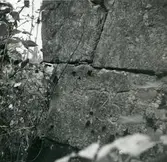 Karbenning sn, Landfors.
Sockeln till mulltimmershyttan på bild B 8257.
Samhör med:  B 8257