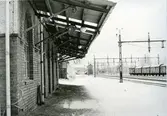 Karbennings sn.
Snytens järnvägsstation, entrédelen mot spåret med tak och snidade takstöttor, godsvagnar, 1971.