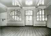Karbennings sn.
Snytens järnvägsstation, interiör med fönster, dörr, bänkar, rutigt golv, 1971.