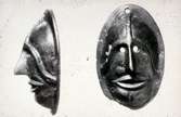 Beslag av brons i form av en ansiktsmask från romersk järnålder.