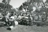 Kila sn, Sätra brunn.
275-årsjubileet 1975.
Orkester spelar för gästerna som sitter i trädgårdscaféet.
Instrument - bland annat cymbal, trummor och något blåsinstrument, ev.
