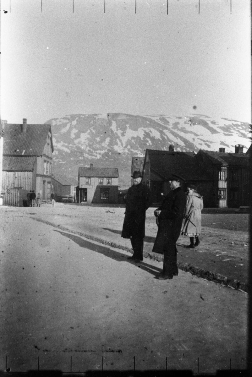 Nils Strindberg, Nils Ekholm till vänster med okänd man i Tromsö. Oklart om det är under resa till eller från Spetsbergen.