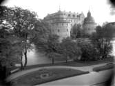 Örebro Slott.
Slottet från nordväst. Den kända kaktusplanteringen i Centralparken i förgrunden.