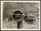 Bildserie som dokumenterar desarmeringen av en tysk tillverkad sjunkbomb som hittades 1936 vid Hasslö av besättningen från trålaren 