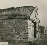 Sjöbod av flis med torvtak i Grönvik.