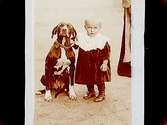 En liten pojke och en stor hund. 
Alfred Lindkvist (beställare).
Pojken på bilden heter Josef.