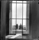 Utsikt genom ett fönster.
Från den internationella hygien-utställningen i Dresden 1930-31.