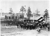 Lerviks grindar. MaSJ ( Marma - Sandarne J ) Banvakt- och grindvaktsstuga. 
Bilden är tagen vid en demonstration 7 juni 1879. Skorstenen i bakgrunden tillhörde Sandviks ångsåg