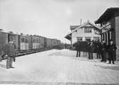 Stationshus med persontåg