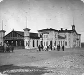 Stationshus med banhall till vänster