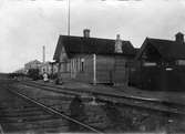 Första stationshuset i Hasslarp. Stins C. Stuhrs barn framför stationshuset