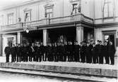 Personal framför gamla stationshuset
