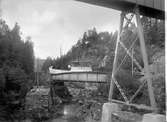 Akvedukten i Håverud som färdigställdes år 1868 är en kombination av en landvägsbro, järnvägsbro och en akvedukt. Ett fartyg passerar genom en vattenbro.