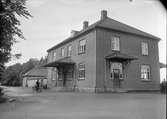 Stationen i Kvidinge mellan Hässleholm och Åstorp. Bilden tagen från gatusidan.