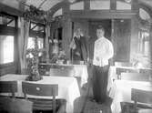 Restaurangvagn förberedd inför Julius Dorpmüllers besök i Sverige.  Dorpmüller var vid tiden för besöket generaldirektör för Deutsche Reichsbahn samt transportminister under den nazistiska riksregeringen.