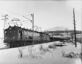 Statens Järnvägar, SJ malmtåg med lok Oa 10
Tillverkad av: Siemens 1915 i Tyskland.
Dobbeltlok. Ram och vagnkorg byggd i Falun. Byggd till malmbanan Kiruna-Riksgränsen-Narvik. Littreret O till 1919.
Fast kopplat med SJ Oa 9. Slopad 1954. Skrotad 1955 i Notviken.