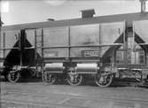 Statens Järnvägar, SJ självlossande kolvagn Q16 22987

För transport av lokkol till större lokstationer där stenkolen skulle lastas över
i tippvagnar som kunde spelas upp på en hög brygga byggdes dessa 27st kolvagnar mellan 1922 och 1924.
(Treaxlig sadelvagnar)