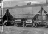 Statens Järnvägar, SJ självlossande kolvagn Q16 22987

För transport av lokkol till större lokstationer där stenkolen skulle lastas över
i tippvagnar som kunde spelas upp på en hög brygga byggdes dessa 27st vagnar mellan 1922 och 1924.
(Treaxlig sadelvagnar)