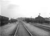 Vägkorsning vid järnvägsstation
                         Uppbyggnaden av eldrift på malmbanan.
Sedan arbetena hade påbörjats under 1917 bedrevs dessa så att eldrift kunde införas mellan Kiruna och Gällivare den 12 mars 1920. Under 1921 var eldrift klar till Ripats den 8 februari, till Kilvo den l augusti och Nattavaara den I oktober. Till Boden kom man den 20 mars 1922 för att slutligen den 21 juni nå slutpunkten Svartön utanför Luleå.