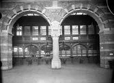 Hallen, Hovedbangården
Hovedbanegården är Köpenhamns centralstation som byggdes 1911.
Hovedbanegården är navet i det danska järnvägsnätet för fjärrtåg och en av Köpenhamns mest använda stationer.
Hovedbanegården öppnade 1911 och ersatte Köpenhamns gamla centralstation som funnits sedan 1864 och var belägen där Paladsteateret ligger idag. Byggnaden ritades av arkitekten Henrich Wench, som också ritade Østerport station. Boulevardbanen