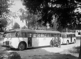 Visinge vändslinga 1951. Buss 10 med släpvagn, från Stockholms Läns Omnibuss aktiebolag SLO.
I sidofönstren syns främst direktör N. E. Nerell, sedan Rolf Wahrenstedt.
Vid sidan av bussen står Laila Sköld, Lasse Kling, och Harry Elsnert.