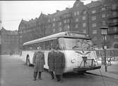 Hållplatsen vid Jarlaplan,. Buss linje 1 destination Enebyberg, Stockholms Läns Omnibuss aktiebolag SLO