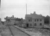 Nya stationshuset Södertälje Södra under uppförande. Det togs i bruk 1921. Byggnaden till höger om ställverket är en godshiss.